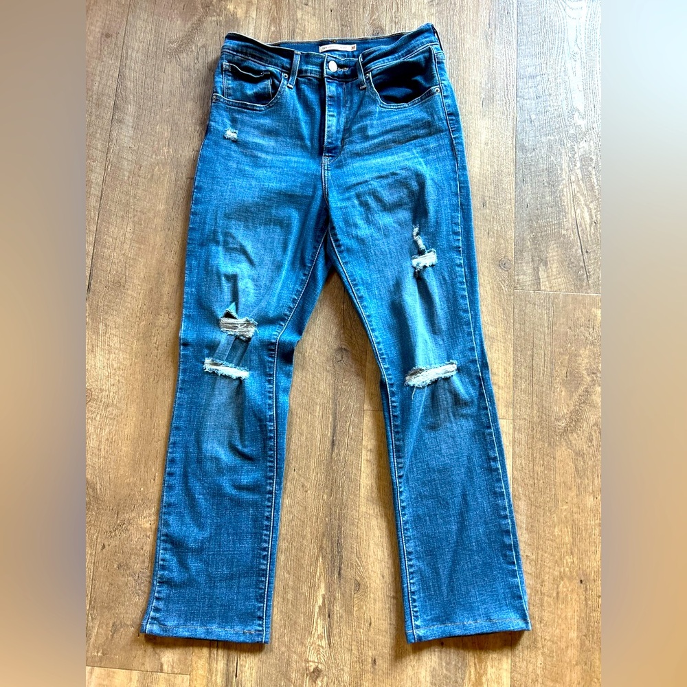 Levi’s Distressed Jeans – Size 30
🖤 Straight Cut | Stretchy | Lightly Worn